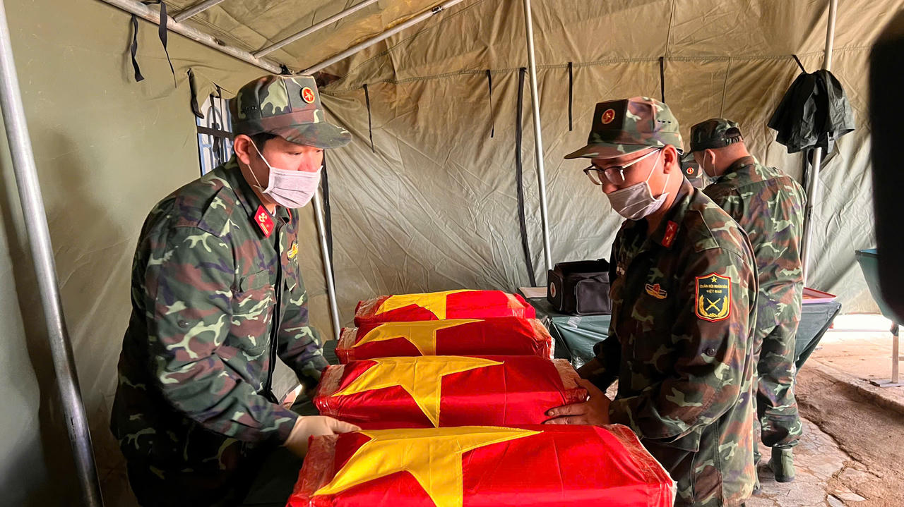Trang trọng đưa hài cốt liệt sĩ về an táng tại Nghĩa trang Liệt sĩ Đà Lạt. (Ảnh: Đ.Trọng)