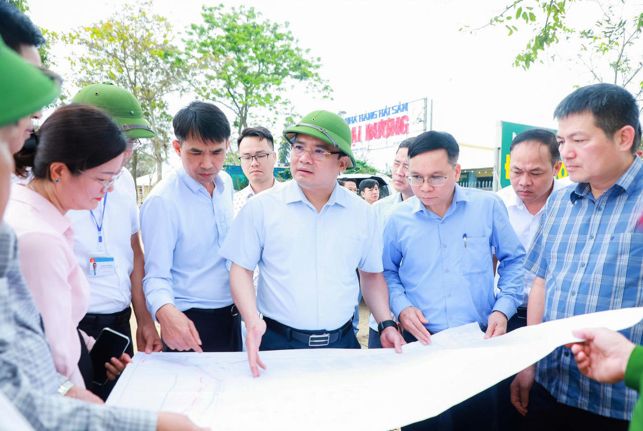 Phó Chủ tịch UBND tỉnh Nghệ An Phùng Thành Vinh (đội mũ đứng giữa) trao đổi về quy hoạch của dự án (Ảnh tư liệu: Thành Duy).