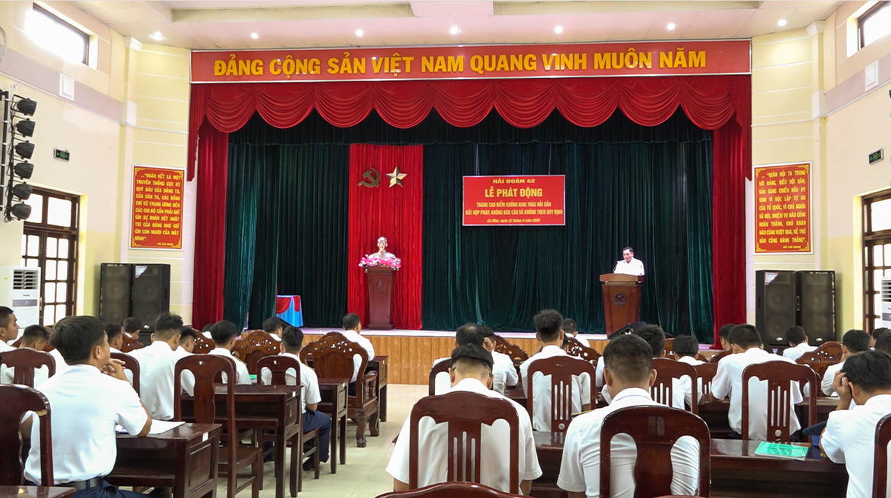 Toàn cảnh buổi lễ phát động thi đua. (Ảnh: Văn Mẫn)