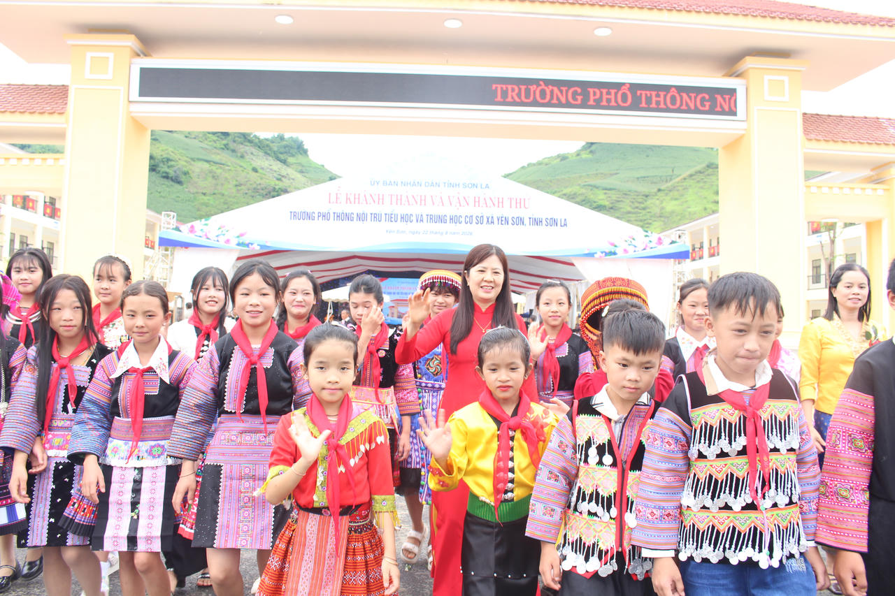 Thầy cô giáo và các em học sinh Trường Phổ thông nội trú Tiểu học và THCS Yên Sơn chuẩn bị bắt đầu năm học mới tại ngôi trường mới (Ảnh: QĐ).