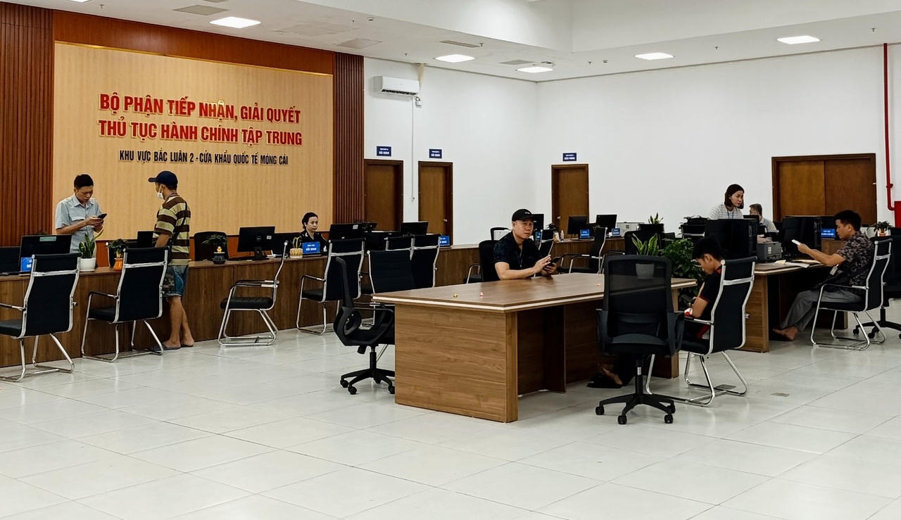 Quảng Ninh ứng dụng số đưa pháp luật đến cư dân biên giới qua mã QR, bảng song ngữ và mô hình dân vận đối ngoại tại Móng Cái. Cách làm mới giúp tra cứu thủ tục nhanh, giảm vi phạm. (Ảnh: Đức Dương)