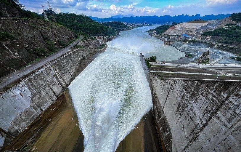 16h hôm nay, thủy điện Hòa Bình đóng một cửa xả đáy