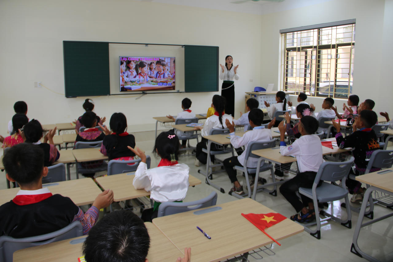 Lớp học tại Trường Phổ thông nội trú Tiểu học và THCS Yên Sơn được trang bị hiện đại. (Ảnh: QĐ)
