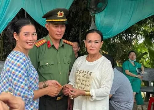 Làm rơi lắc vàng tại lễ hội, du khách được Công an hỗ trợ tìm lại