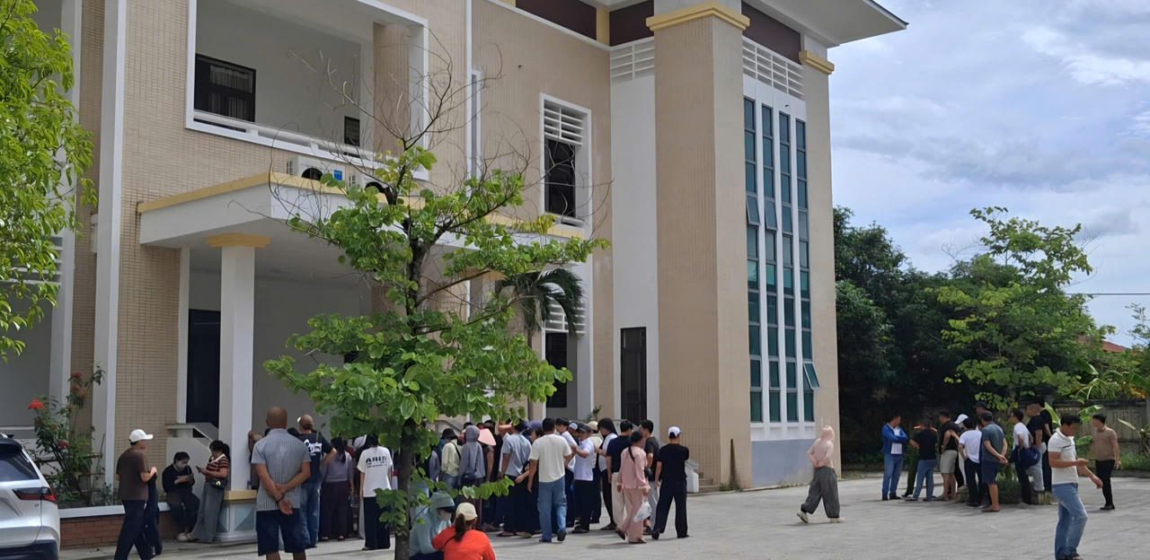 Khá đông người thân các bị cáo tập trung bên ngoài khu vực diễn ra phiên tòa xét xử vụ án ma túy tại King Club. (Ảnh: Minh Phương)