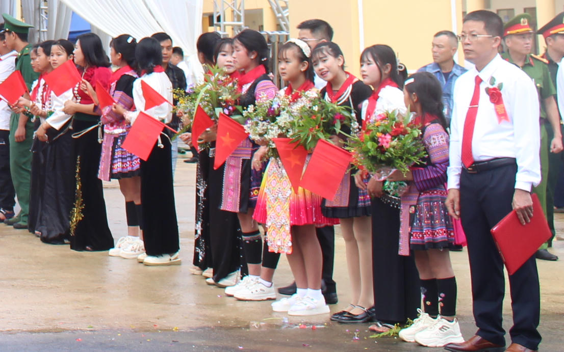 Những bó hoa rừng mộc mạc trên tay các em học sinh bỗng trở thành hình ảnh đặc biệt, để lại nhiều xúc động (Ảnh: QĐ).