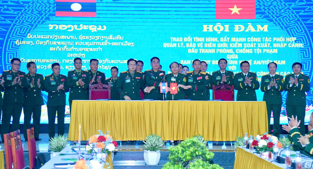Bộ đội Biên phòng tỉnh Nghệ An ký bản ghi nhớ với Bộ Chỉ huy Quân sự 3 tỉnh Hủa Phăn, Xiêng Khoảng, Bô Ly Khăm Xay (Lào) tại Hội đàm. (ảnh Lê Thạch)
