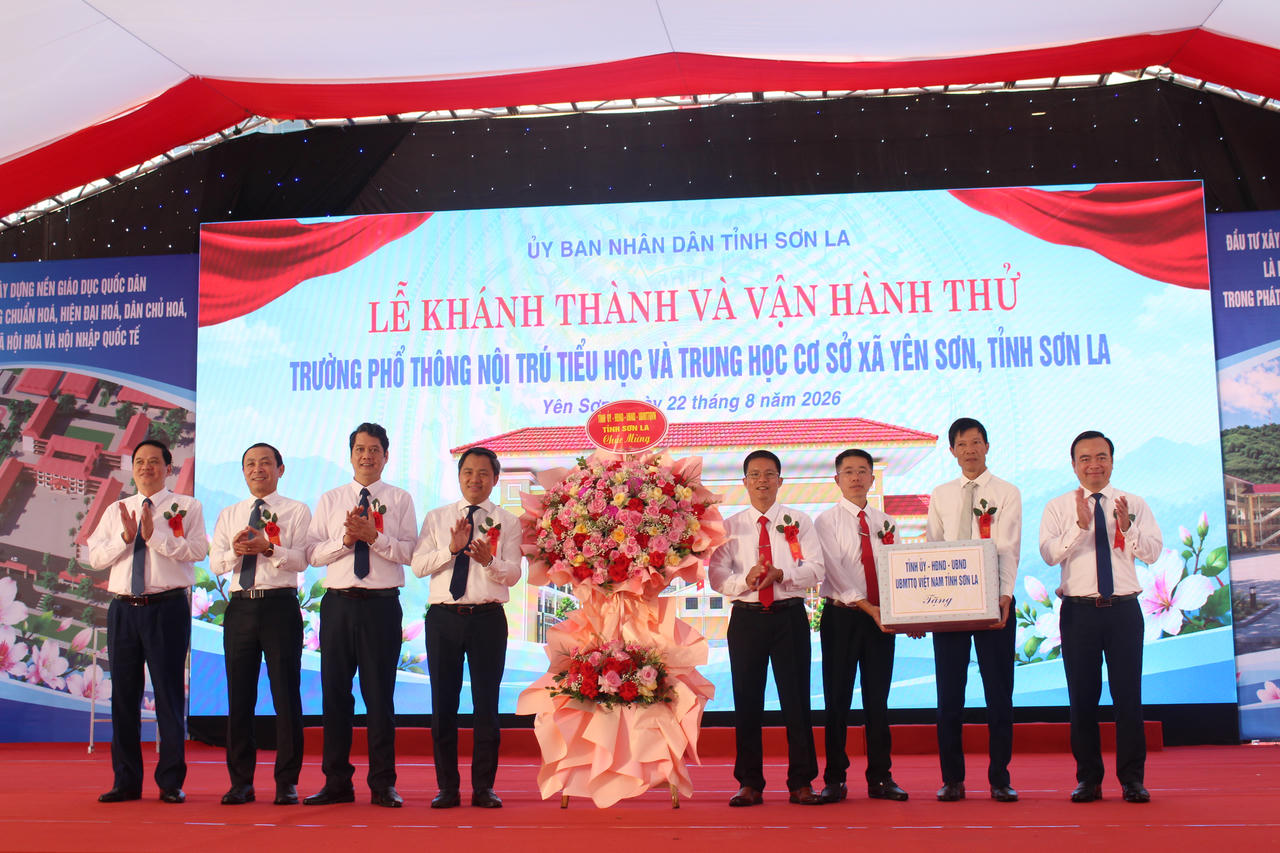 Các đại biểu tặng hoa chúc mừng tại Lễ khánh thành Trường Phổ thông nội trú Tiểu học và THCS xã Yên Sơn. (Ảnh: QĐ)