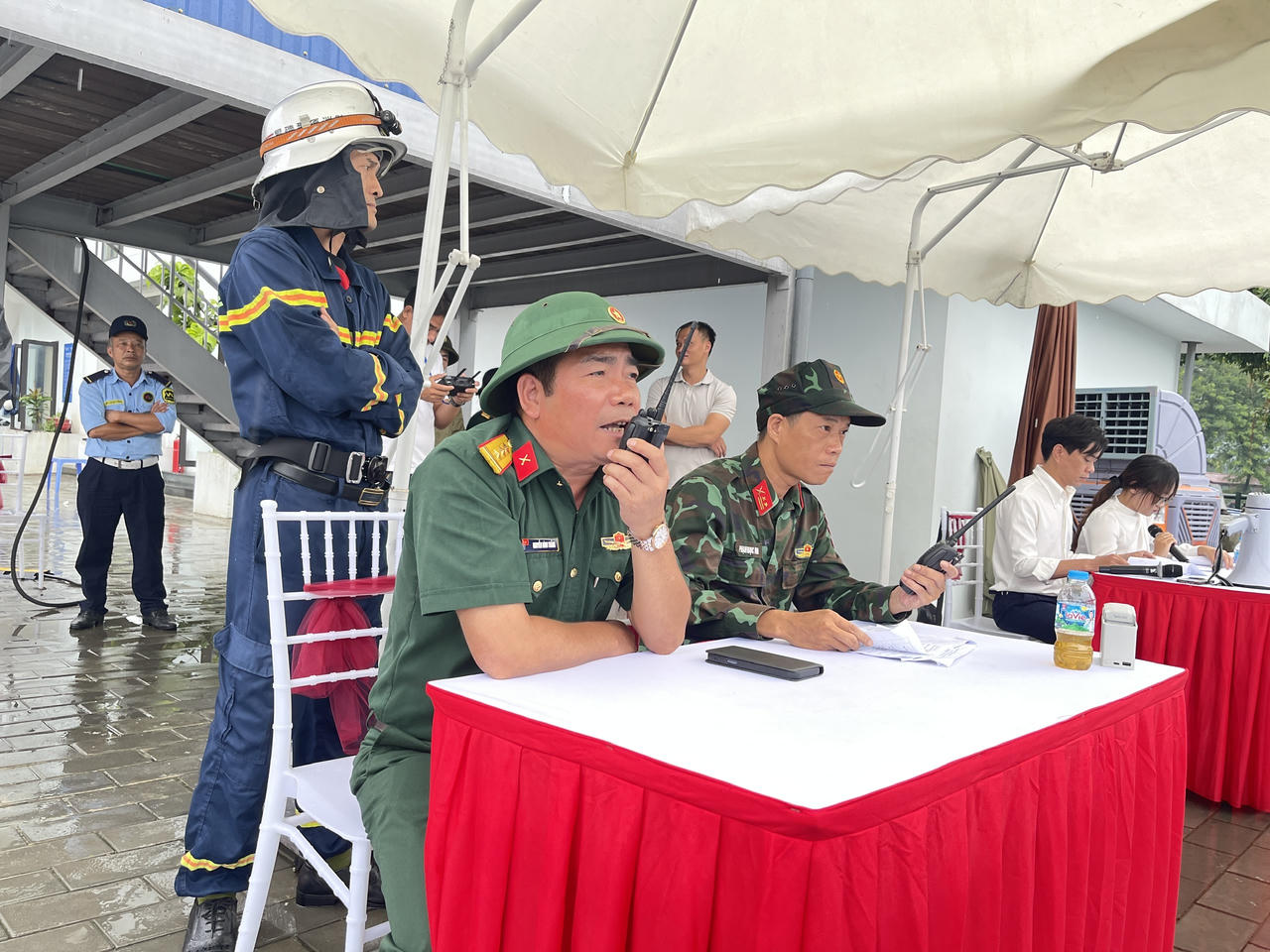 Thượng tá Nguyễn Đình Thắng - Chỉ huy trưởng Ban CHQS phường Tây Hồ điều hành các lực lượng xử lý tình huống.