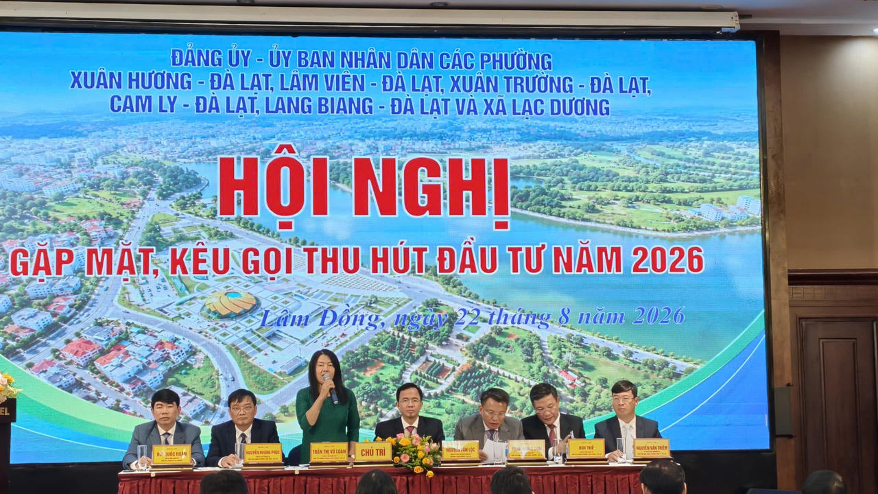Bà Trần Thị Vũ Loan - Chủ tịch UBND phường Xuân Hương - Đà Lạt trao đổi với doanh nghiệp, nhà đầu tư. (Ảnh: K.Long)
