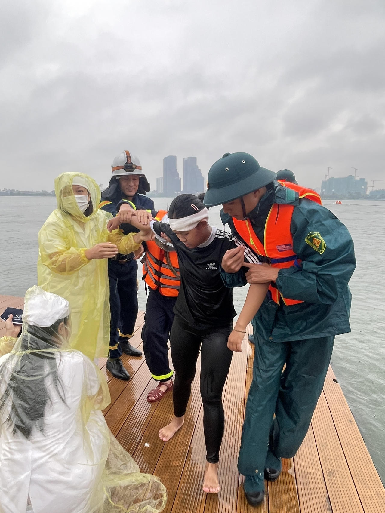 Tình huống giả định một nhóm bạn trẻ tự ý xuống Hồ Tây bơi, bị đuối nước.