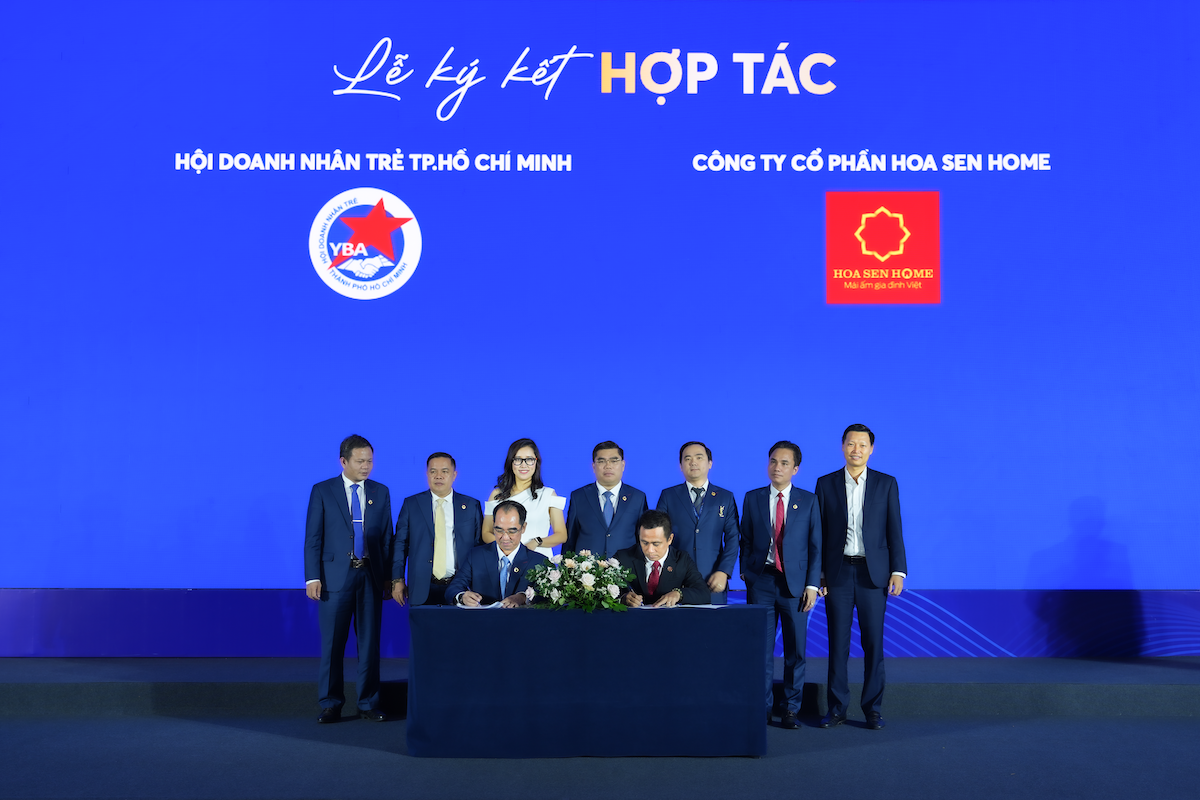 Ông Trần Thành Nam - Tổng Giám đốc Hoa Sen Home chứng kiến lễ ký kết Thỏa thuận hợp tác; ông Trần Đình Tài - Phó Tổng Giám đốc Hoa Sen Home và Ban Lãnh đạo YBA HCM thực hiện nghi thức ký kết, đánh dấu bước tiến mới trong quan hệ đồng hành giữa hai bên. (Ảnh: ĐVCC)