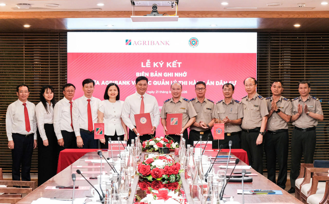 Lãnh đạo Agribank, Lãnh đạo Cục Quản lý Thi hành án dân sự cùng các đại biểu chụp ảnh lưu niệm tại Lễ ký kết. 