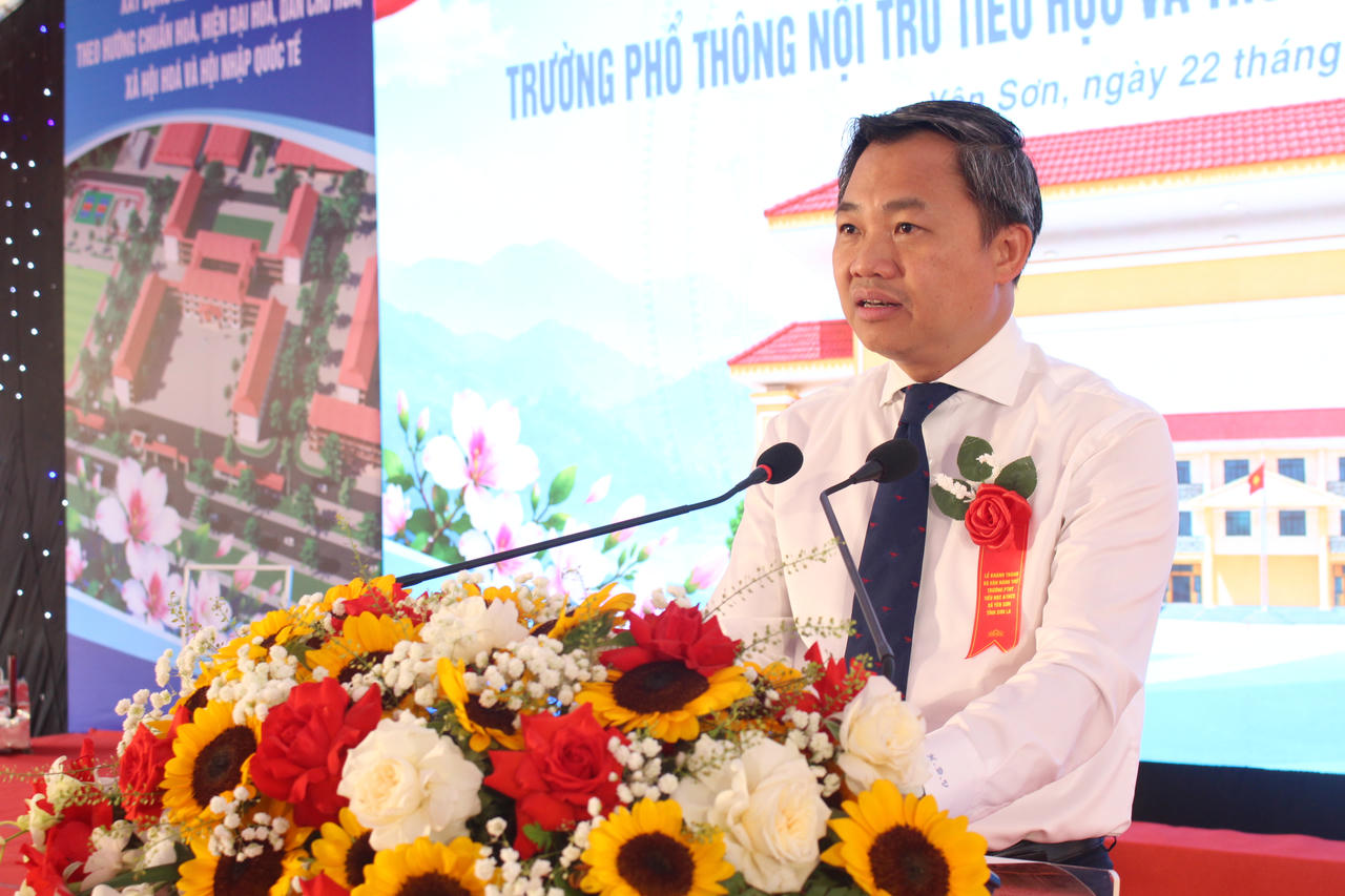 Ông Nguyễn Đình Việt - Chủ tịch UBND tỉnh Sơn La phát biểu tại Lễ khánh thành Trường Phổ thông nội trú Tiểu học và THCS xã Yên Sơn. (Ảnh: QĐ)