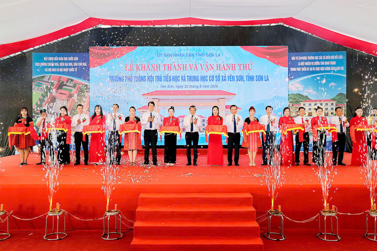 Các đại biểu cắt băng khánh thành Trường Phổ thông nội trú Tiểu học và THCS tại xã Yên Sơn. (Ảnh: QĐ)
