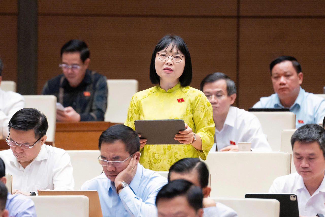 Đại biểu Nguyễn Thị Việt Nga phát biểu tại phiên họp. (Ảnh: quochoi.vn)