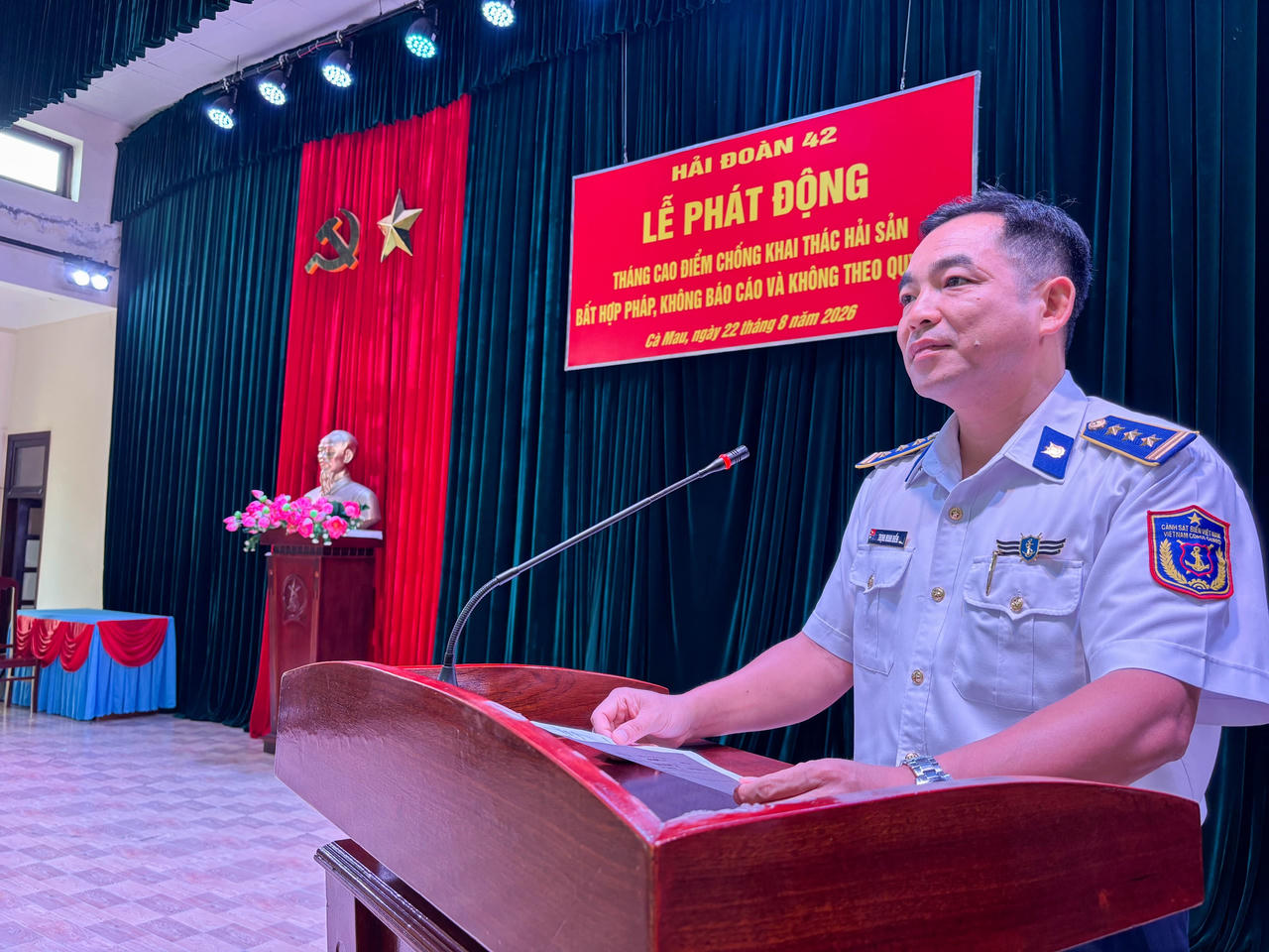 Thượng tá Trịnh Minh Hiển, Bí thư Đảng ủy, Chính ủy, Hải đoàn 42 phát biểu chỉ đạo tại buổi lễ phát động thi đua. (Ảnh: Văn Mẫn)
