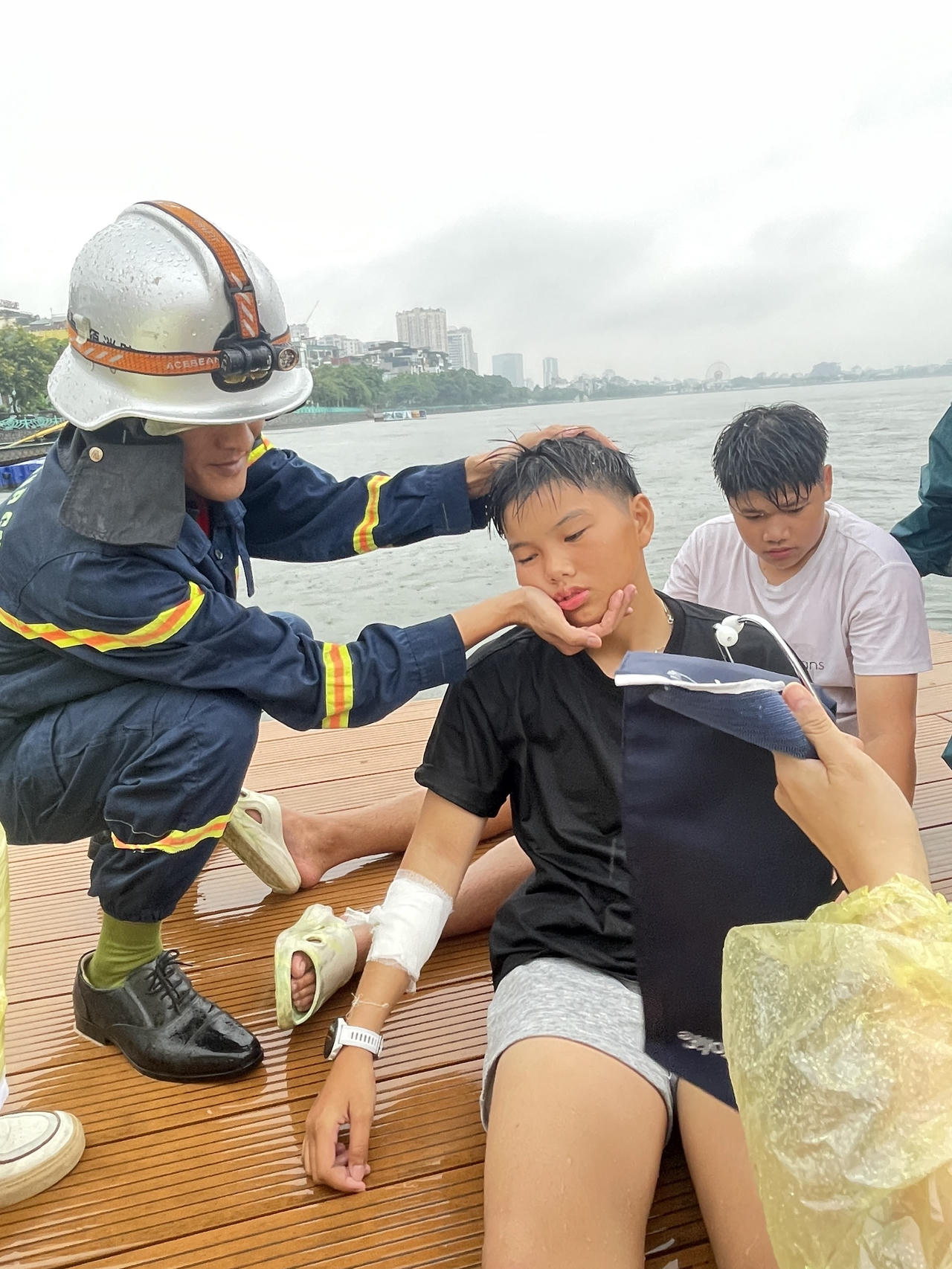 Giả định một nhóm các bạn trẻ chèo thuyền kayak trên Hồ Tây được giả định gặp mưa dông, gió lớn, sóng mạnh, khiến một số thuyền bị lật, nhiều người rơi xuống nước, trong đó có trường hợp mất sức và chìm dần.