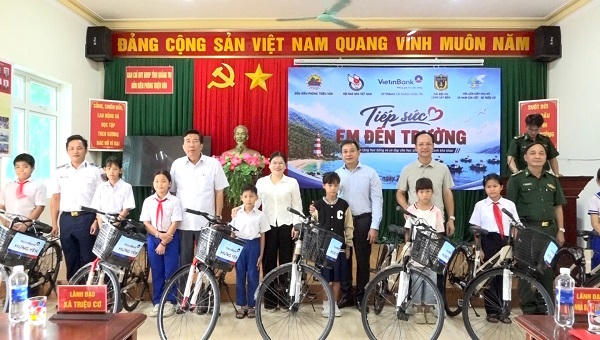 Đồn Biên phòng Triệu Vân phối hợp với các đơn vị, tổ chức trao tặng xe đạp, quà cho học sinh có hoàn cảnh khó khăn trên địa bàn hai xã Nam Cửa Việt và Triệu Cơ, tiếp sức các em trước thềm năm học mới. (Ảnh: Đình Tiến)