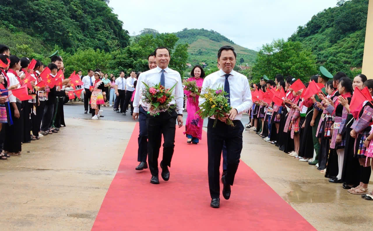 Những bó hoa rừng nhân lên niềm vui nơi ngôi trường biên giới