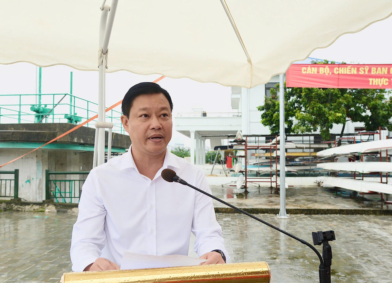 Ông Bùi Tuấn Dương - Phó Chủ tịch UBND phường Tây Hồ phát biểu tại buổi thực tập.