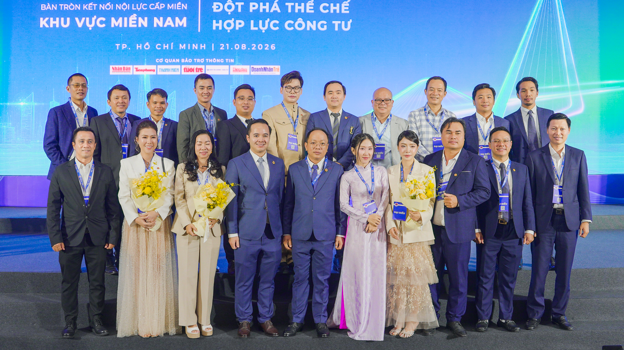 Các đại biểu cùng chụp ảnh lưu niệm, đánh dấu cột mốc hợp tác và đồng hành giữa Hoa Sen Home và YBA HCM. (Ảnh: ĐVCC)