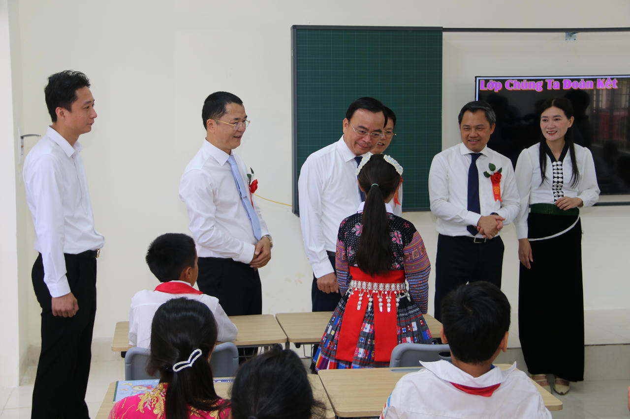 Các đại biểu tham quan lớp học tại Trường phổ thông nội trú Tiểu học và THCS xã Yên Sơn, tỉnh Sơn La. (Ảnh: QĐ)