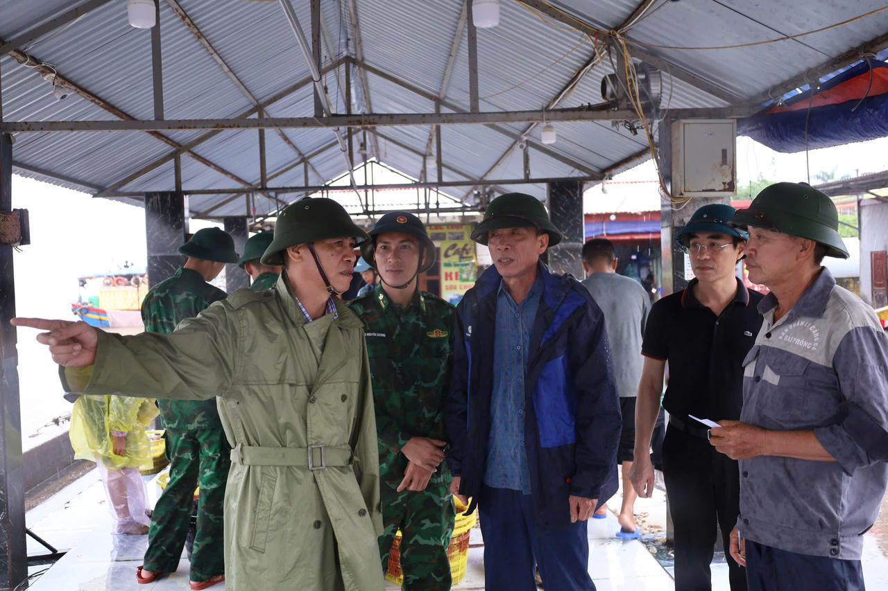 Đoàn công tác của phường Đồ Sơn do ông Phạm Hoàng Tuấn - Phó Chủ tịch Thường trực UBND phường làm Trưởng đoàn kiểm tra công tác phòng, chống bão. (Ảnh: Hải Anh)