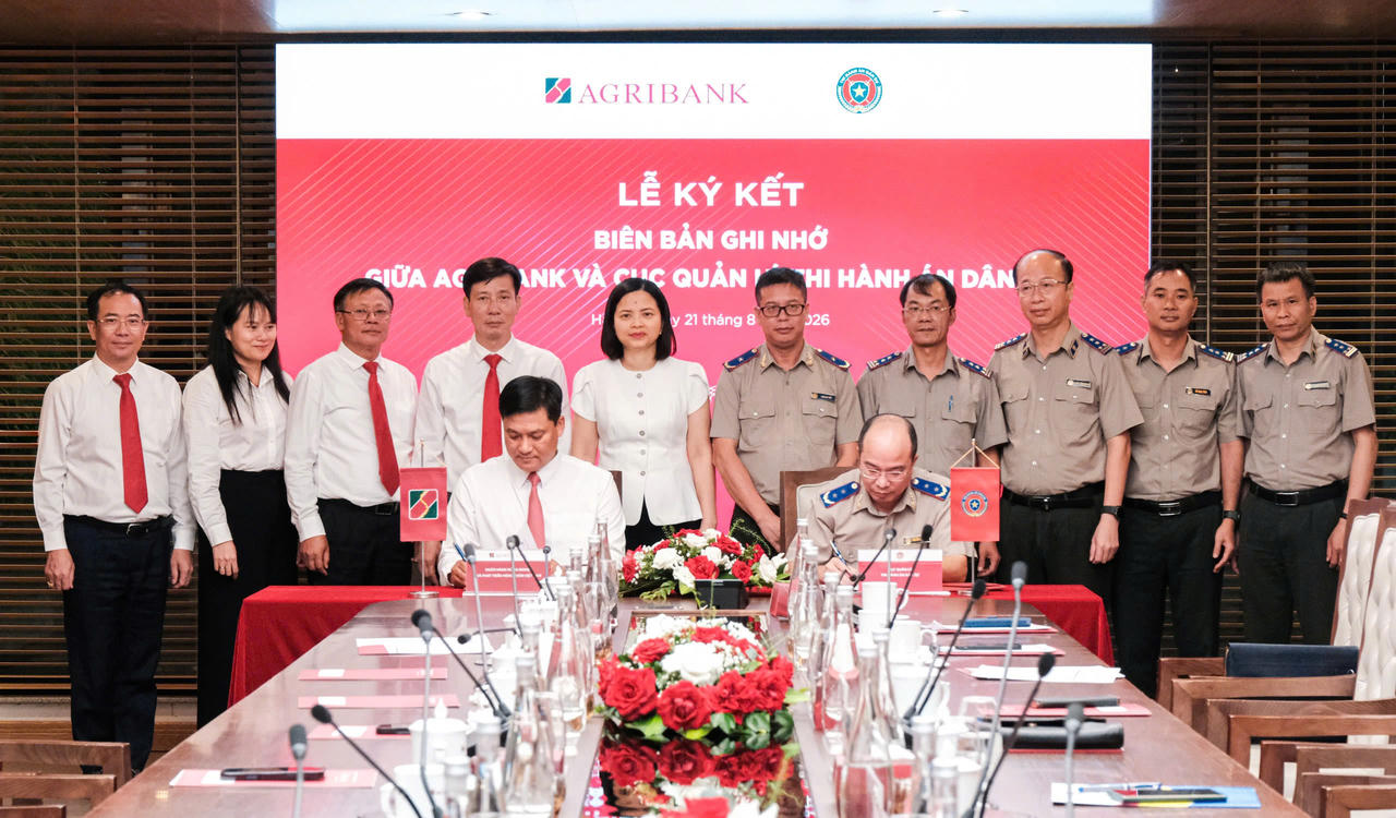 Ông Nguyễn Thắng Lợi - Cục trưởng Cục Quản lý Thi hành án dân sự và ông Phạm Toàn Vượng - Thành viên HĐTV, Tổng Giám đốc Agribank ký Biên bản ghi nhớ hợp tác. 
