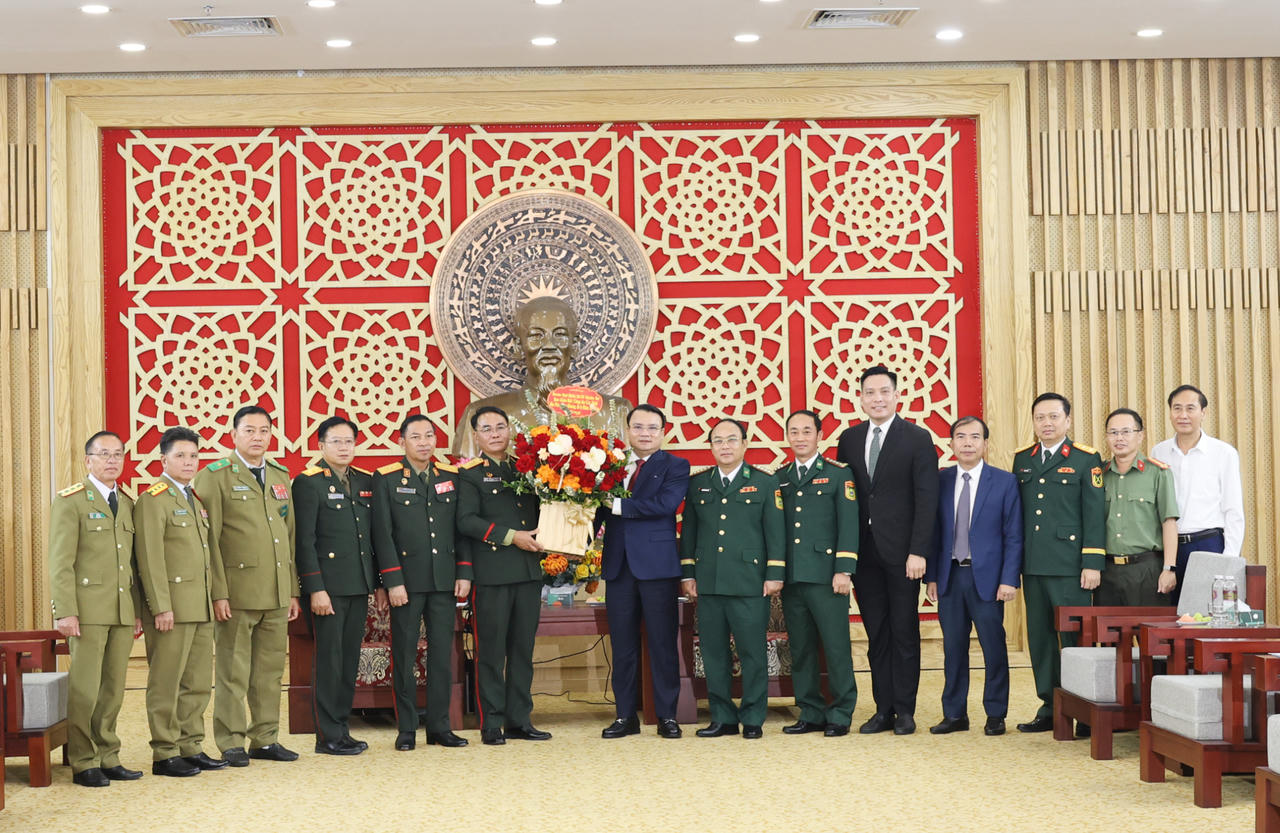 Đoàn đại biểu 3 tỉnh của Lào tặng hoa chúc mừng tỉnh Nghệ An nhân kỷ niệm 81 năm Cách mạng Tháng Tám thành công và Quốc khánh 2/9. (ảnh Kim Oanh)