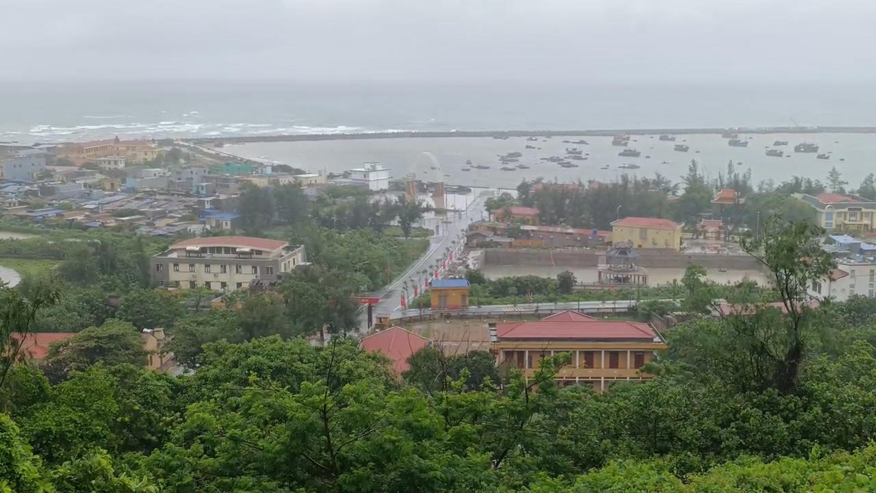 Các lực lượng cũng kiên quyết không để tàu thuyền ra khơi khi chưa dỡ bỏ lệnh cấm biển, đồng thời tăng cường tuần tra, kiểm soát, bảo đảm an ninh, trật tự trên địa bàn trong thời gian ứng phó với bão số 4. (Ảnh Huy Nguyễn)