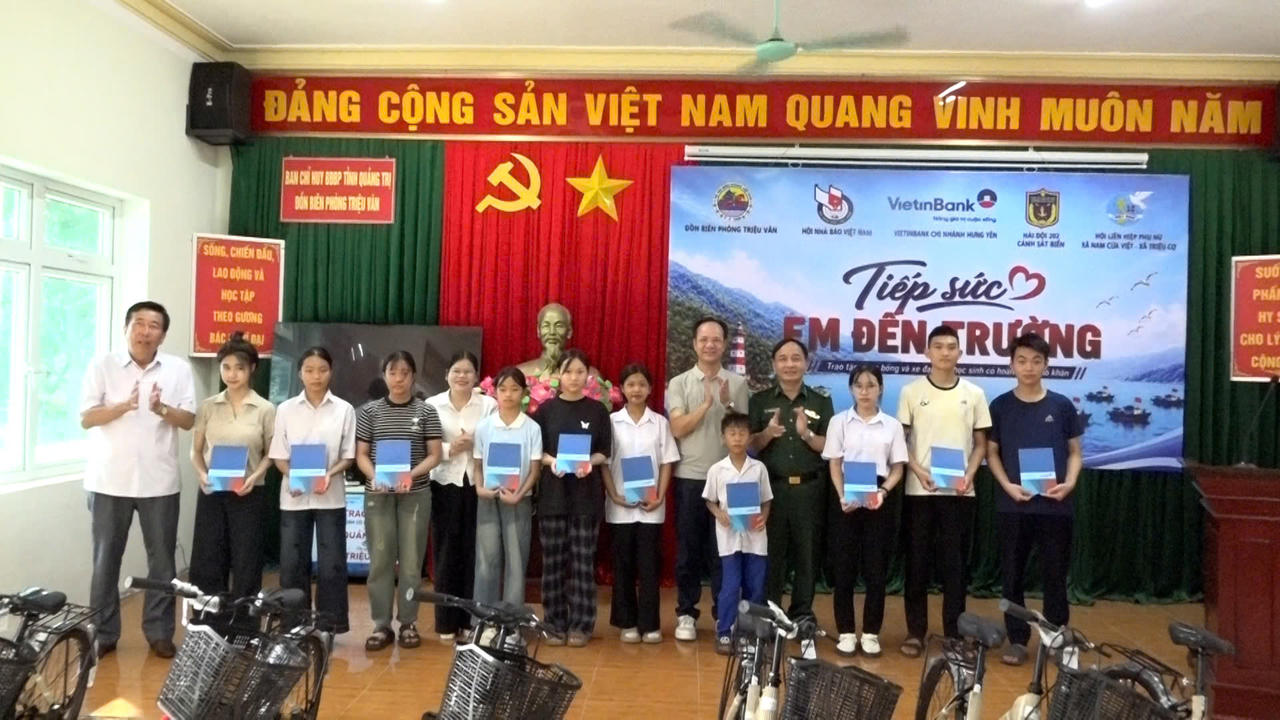Hội Liên hiệp Phụ nữ hai xã và Đồn Biên phòng Triệu Vân trao quà, động viên các em học sinh có hoàn cảnh khó khăn trước thềm năm học mới. (Ảnh: Đình Tiến)