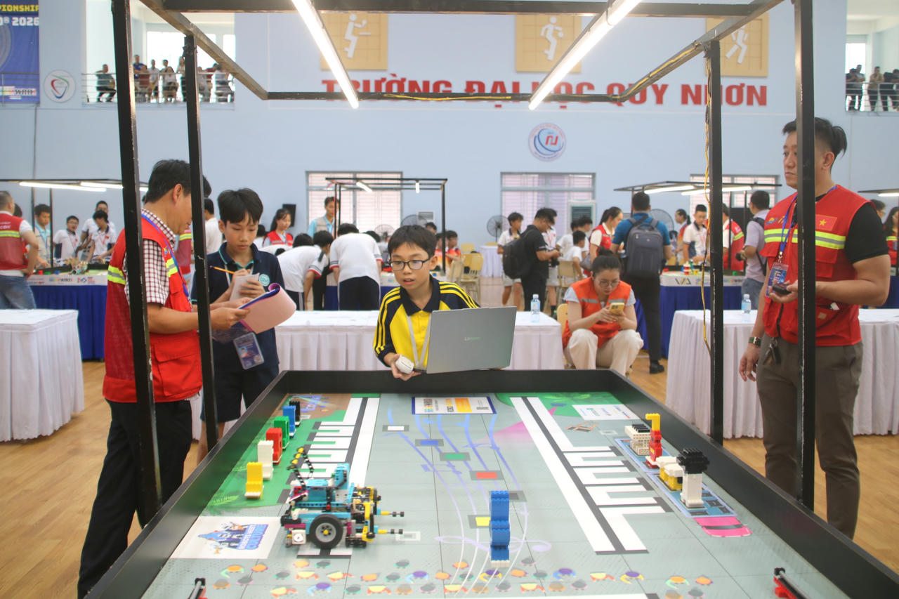 Các đội thi tranh tài tại Vòng chung kết toàn quốc Cuộc thi Tài năng Robot - Robotacon Wro năm 2026. (Ảnh: Đình Phùng)