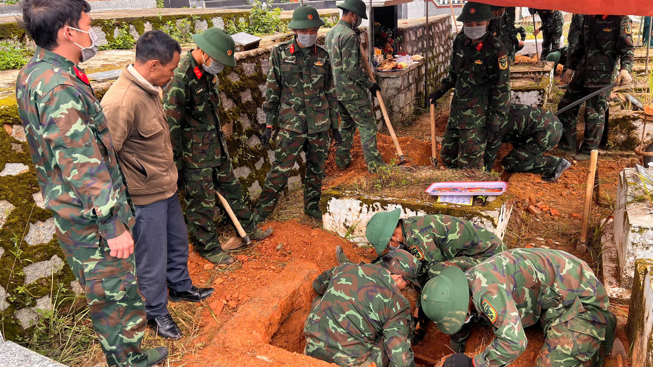 Các lực lượng chức năng khẩn trương tìm kiếm, quy tập hài cốt liệt sĩ. (Ảnh: Đ.Trọng)