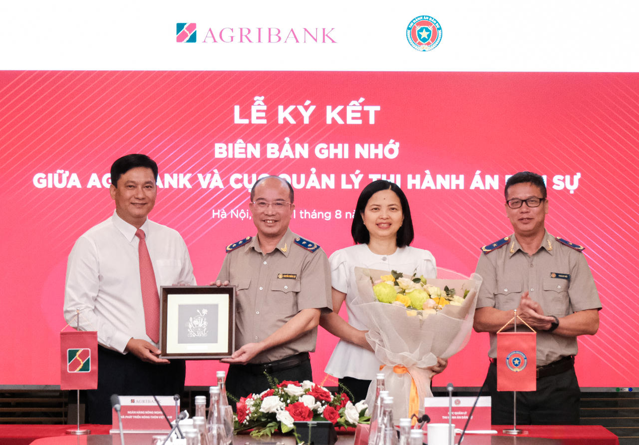 Lãnh đạo hai đơn vị trao quà lưu niệm. 
