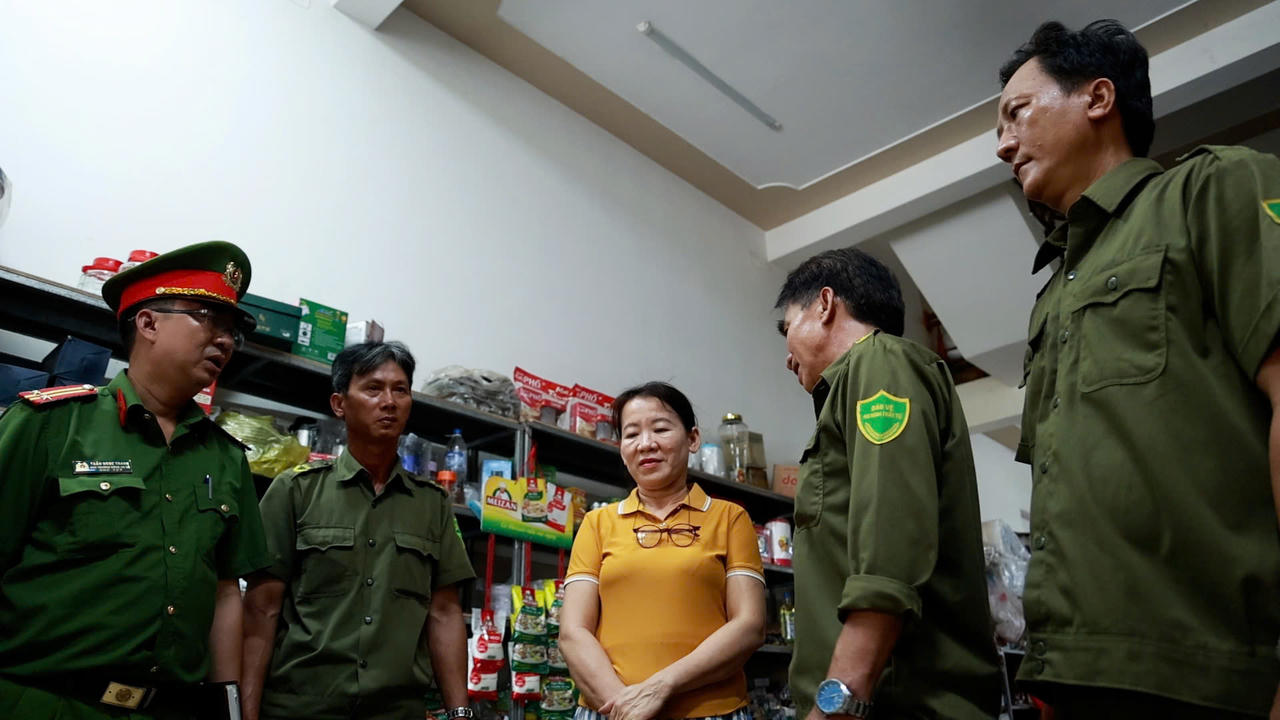 Tổ bảo vệ ANTT thường xuyên có mặt tại các khu dân cư, chủ động tuyên truyền pháp luật, vận động người dân nâng cao ý thức phòng ngừa tội phạm và bảo vệ tài sản. (Ảnh: Vân Anh)