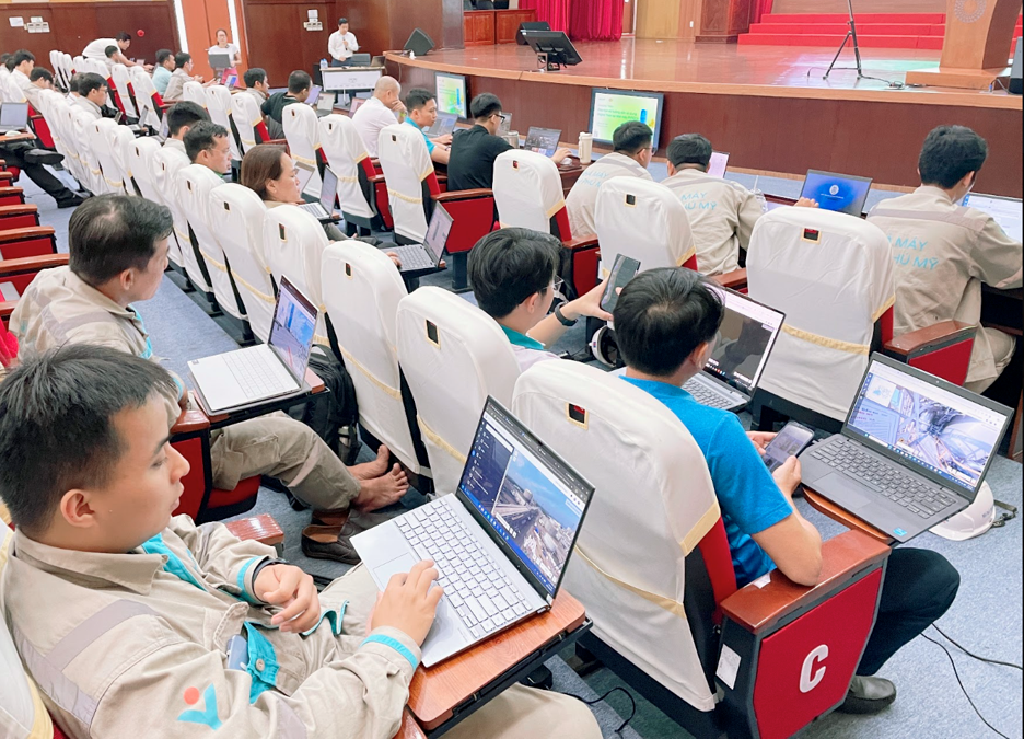 FPT hướng dẫn đội ngũ PVFCCo sử dụng hệ thống Digital Twin 360, một bước trong quá trình triển khai và đưa sáng kiến số vào thực tế vận hành tại Nhà máy Đạm Phú Mỹ.