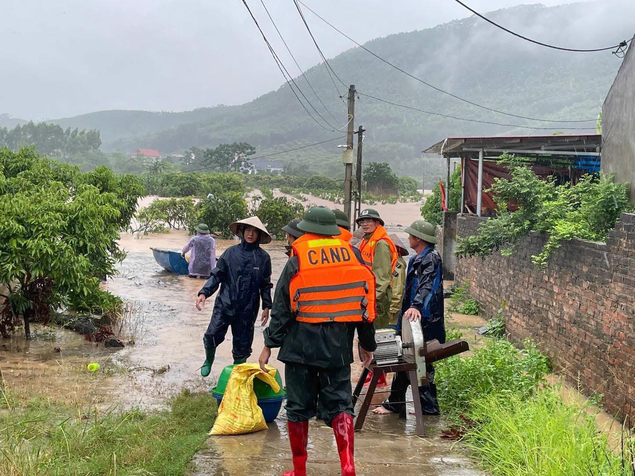 Bắc Ninh: Công an xã giúp dân ứng phó mưa lũ do bão số 4