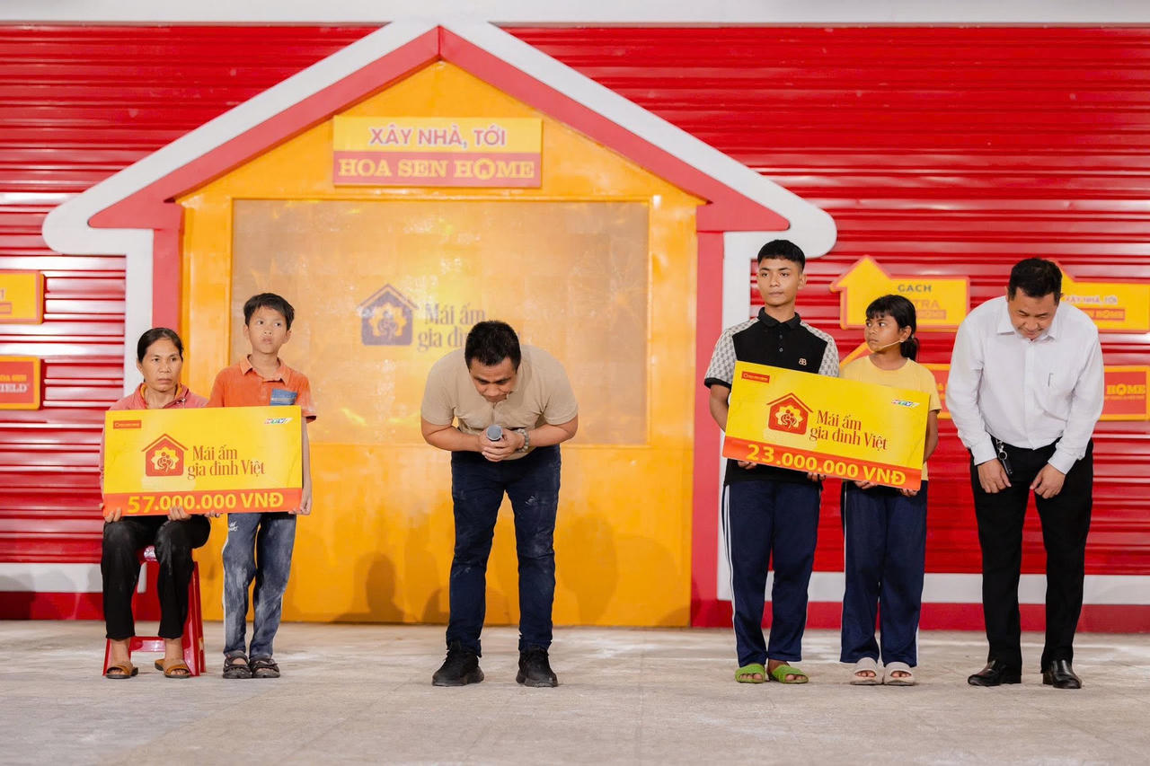 Ông Trần Đình Tài, Phó Tổng Giám đốc Tập đoàn Hoa Sen tri ân khán giả. (Ảnh ĐVCC)