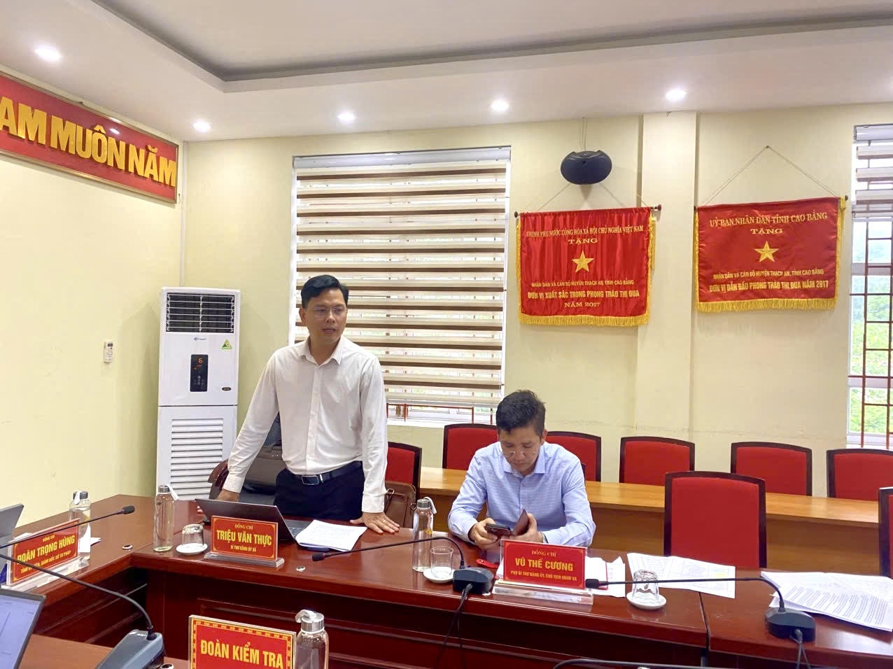 Lãnh đạo xã Đông Khê phát biểu tại buổi làm việc. (Ảnh: TPCB)