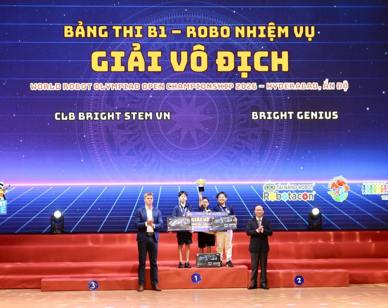 Trao giải Vô địch Bảng thi B1 - Robo nhiệm vụ cho đội Bright Genius. (Ảnh: Ngọc Minh) 