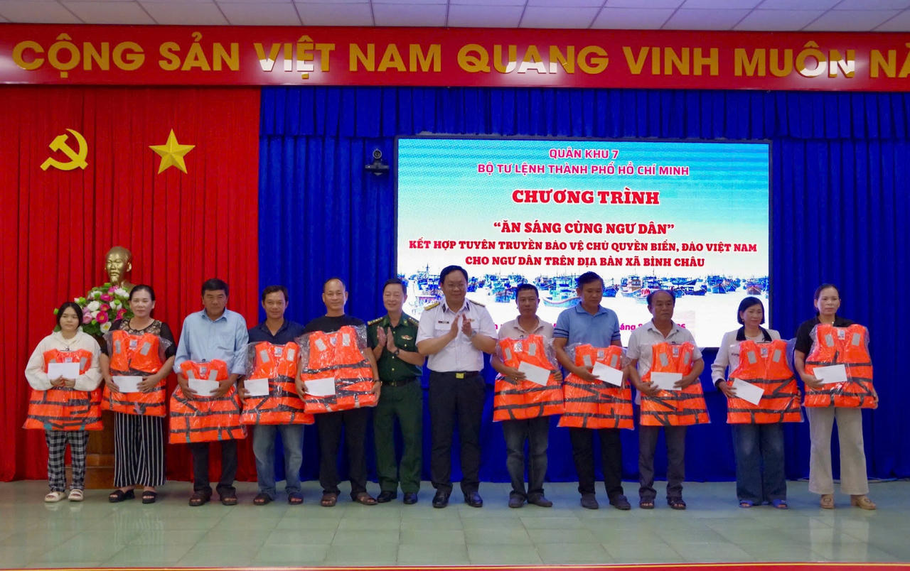 Ban tổ chức Chương Trình trao tặng quà và áo phao cho bà con ngư dân. (Ảnh: Quốc Toàn)