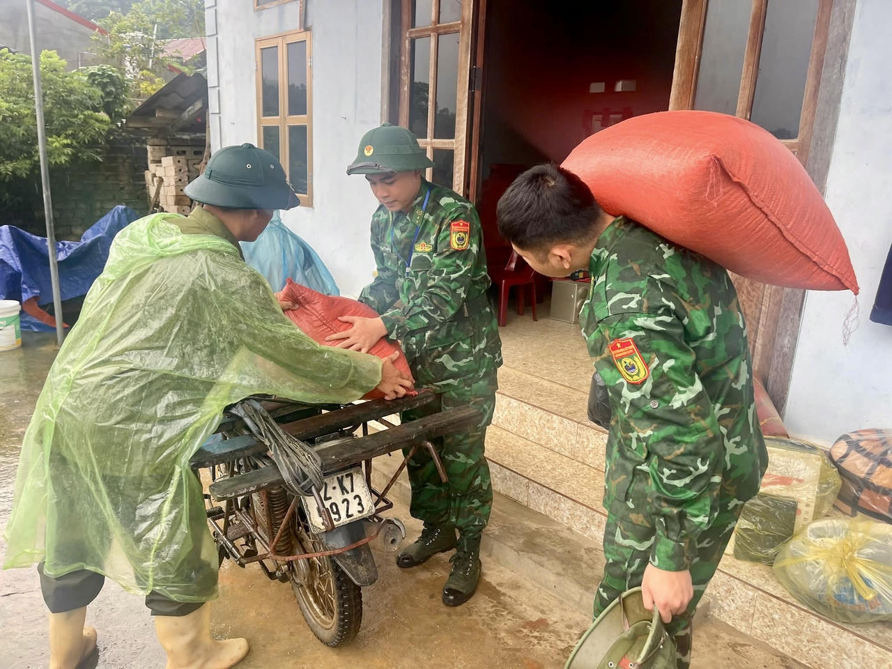 Cán bộ, chiến sĩ BĐBP giúp người dân vận chuyển tài sản đến nơi an toàn. (Ảnh: BPLS)
