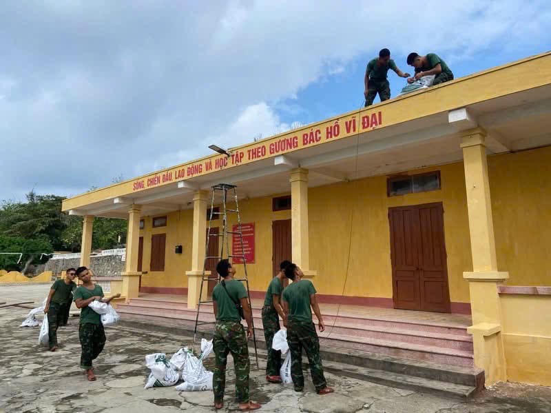     Chủ động từ sớm, từ xa bảo vệ đảo tiền tiêu trước Bão số 4 (Ảnh: Xuân Nha)