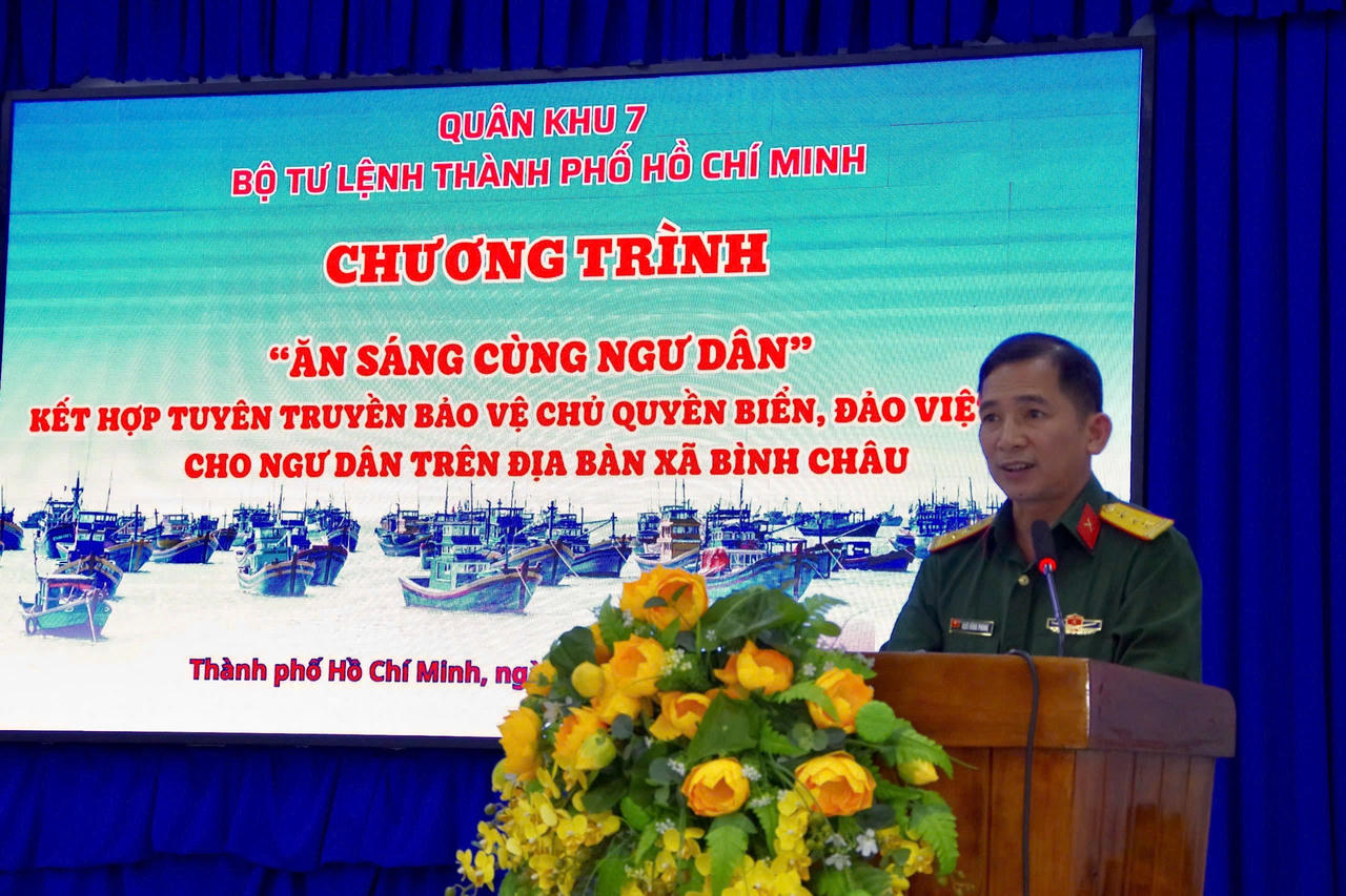 Thượng tá Ngô Hồng Phong - Phó Chủ nhiệm chính trị Bộ Tư lệnh TPHCM phát biểu tại Chương trình. (Ảnh: Quốc Toàn)