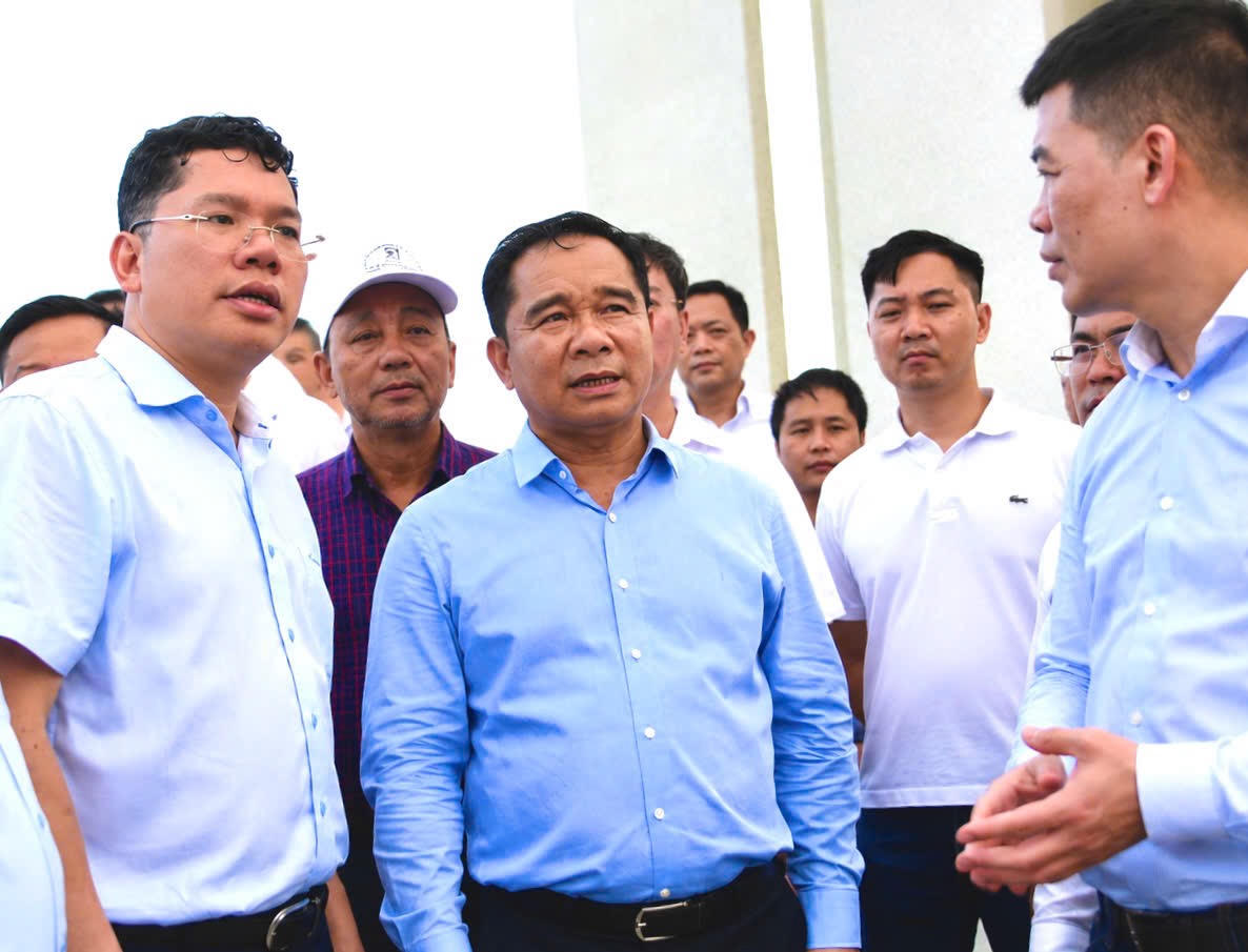Chủ tịch UBND TPHCM Nguyễn Văn Được trao đổi tại chuyến khảo sát. (Ảnh: Quốc Toàn)