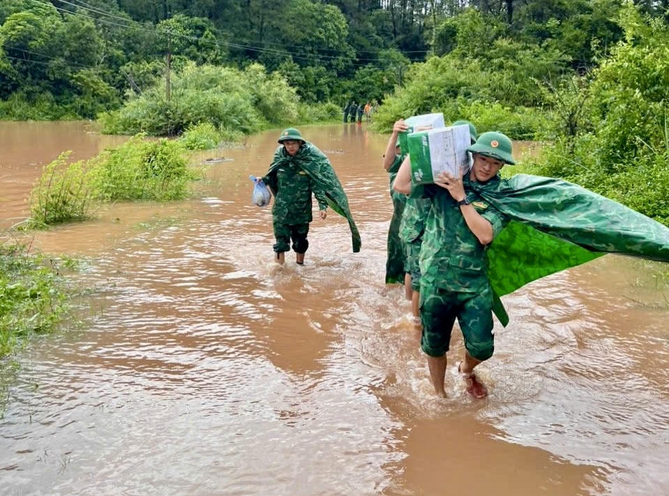 Cán bộ, chiến sĩ BĐBP thực hiện nhiệm vụ, chung tay chạy đua với thời gian để đảm bảo an toàn cho nhân dân. (Ảnh: BPLS)