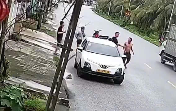 Chặn đầu ô tô, dùng mũ bảo hiểm đánh người giữa đường ở Hải Phòng