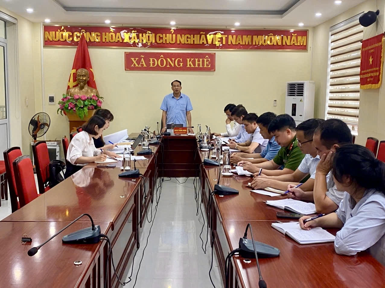 Đoàn công tác Sở Tư pháp tỉnh Cao Bằng làm việc tại xã Đông Khê. (Ảnh: TPCB)
