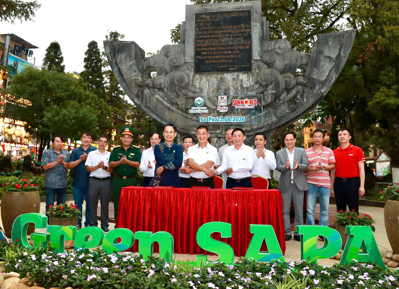 Lãnh đạo phường  Sa Pa và Hiệp hội du lịch Lào Cai cùng Công ty TNHH dịch vụ du lịch cáp treo Fansipan Sa Pa ký kết tại lễ phát động phong trào "Sa Pa Green". Ảnh: Nguyễn Hải 